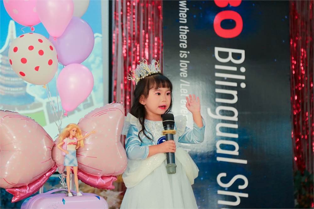 孩子手持话筒进行双语展示