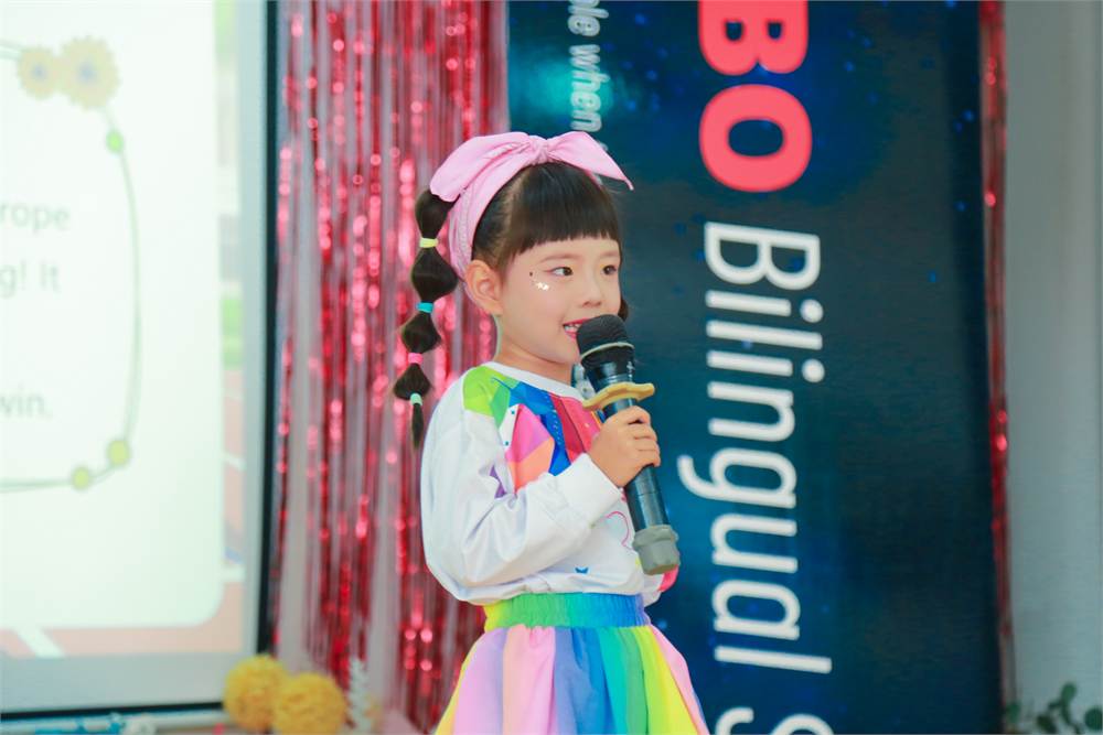孩子在道具前进行舞台表达